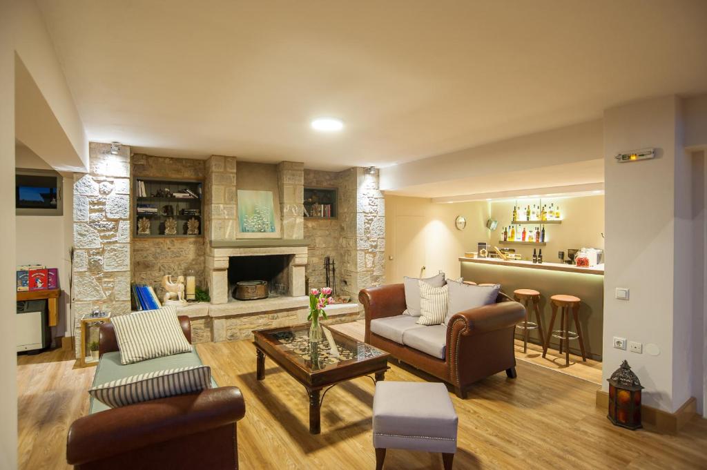 TV a/nebo společenská místnost v ubytování Fedriades Delphi Hotel