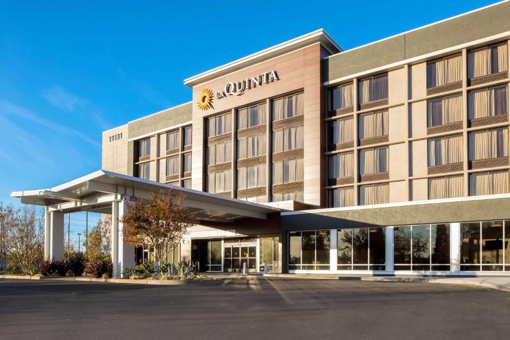 a rendering of the front of a hotel at La Quinta by Wyndham Rancho Cordova Sacramento in Rancho Cordova