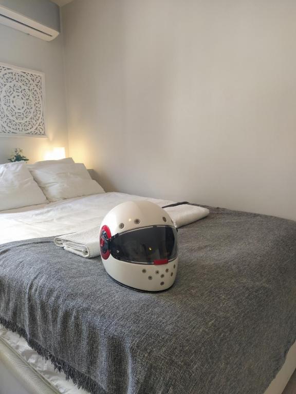 biały kask siedzący na łóżku w obiekcie Acogedor y moderno estudio en Capuchinos w Maladze