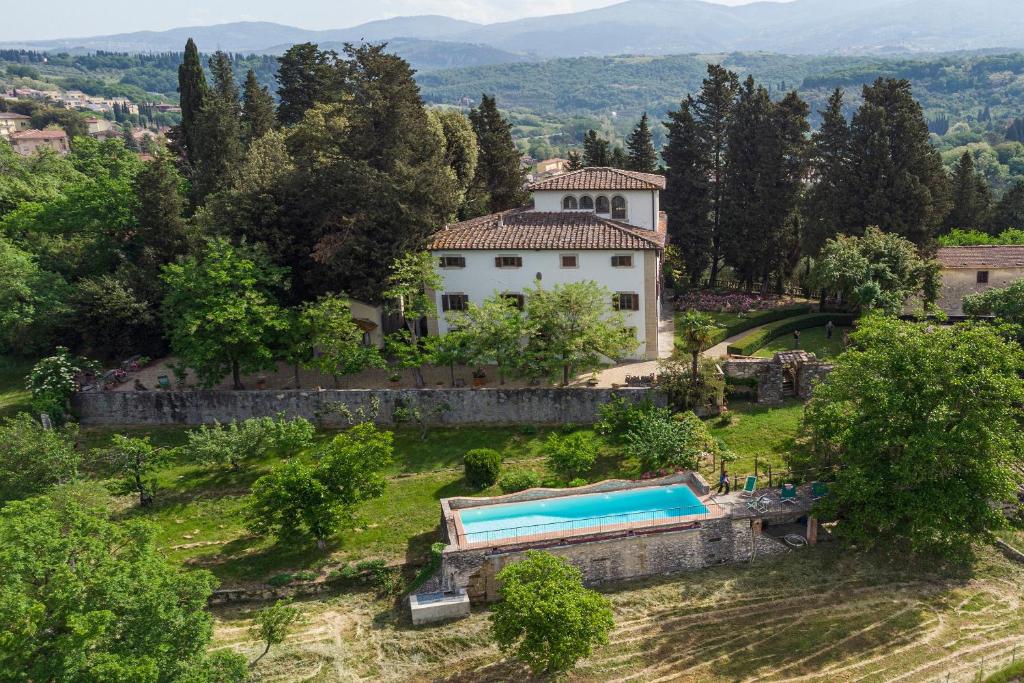 uma vista aérea de uma casa com piscina em Villa Poggio Cherici em Rignano sullʼArno