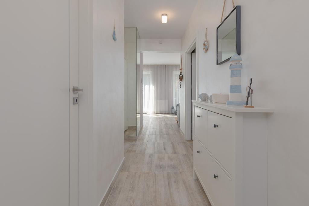 TV a/nebo společenská místnost v ubytování Sunny Apartment Łukęcin by Noclegi Renters