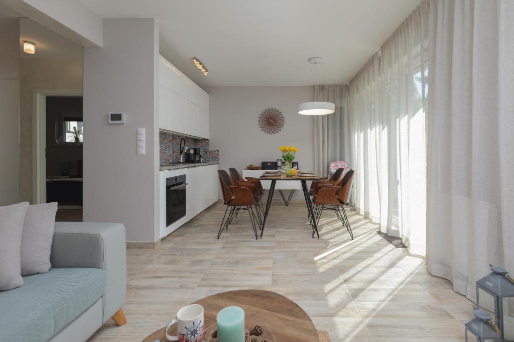 Kuchyň nebo kuchyňský kout v ubytování Sunny Apartment Łukęcin by Noclegi Renters