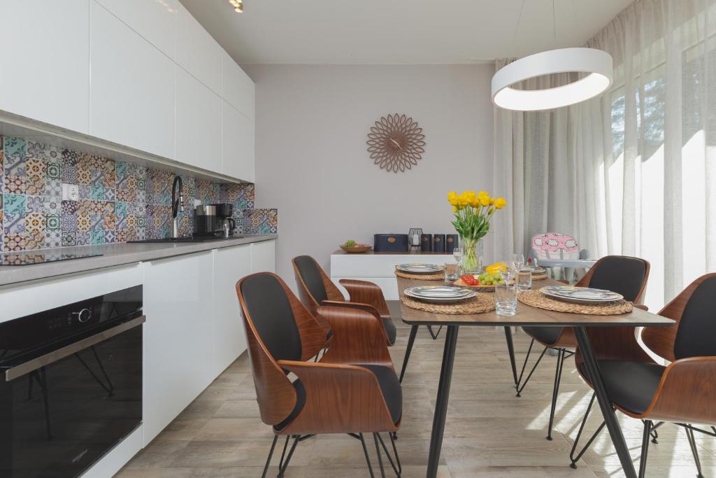 Kuchyň nebo kuchyňský kout v ubytování Sunny Apartment Łukęcin by Noclegi Renters