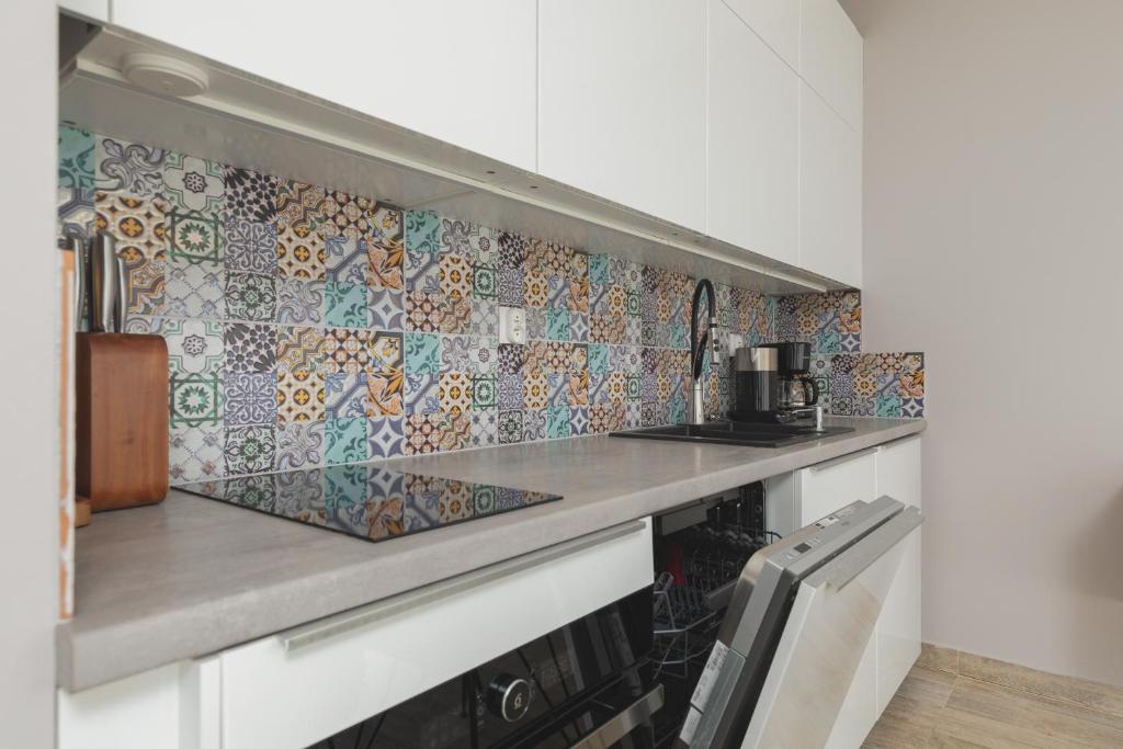 Kuchyň nebo kuchyňský kout v ubytování Sunny Apartment Łukęcin by Noclegi Renters