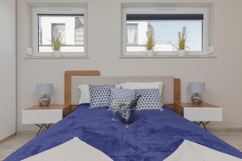 Postel nebo postele na pokoji v ubytování Sunny Apartment Łukęcin by Noclegi Renters