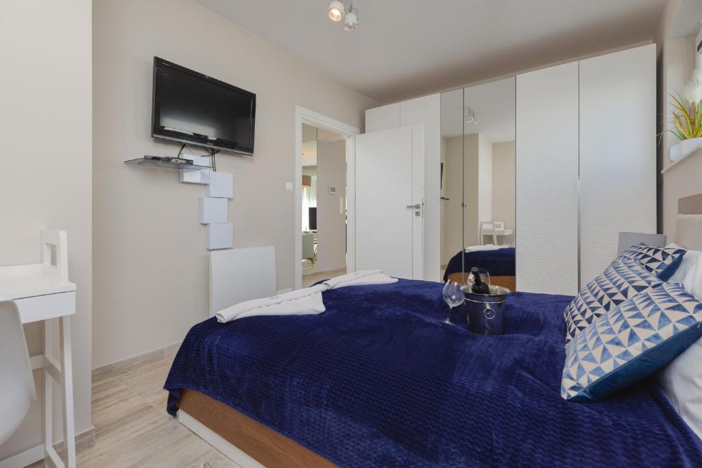TV a/nebo společenská místnost v ubytování Sunny Apartment Łukęcin by Noclegi Renters