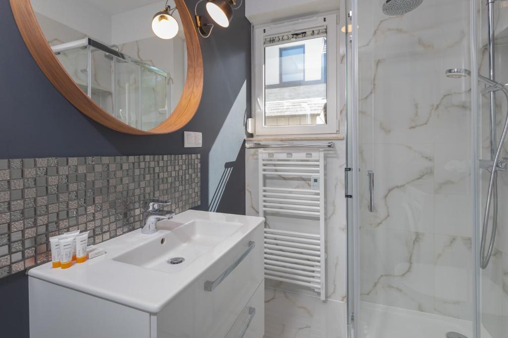 Koupelna v ubytování Sunny Apartment Łukęcin by Noclegi Renters