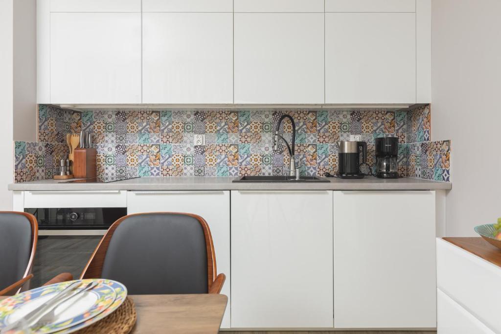 Kuchyň nebo kuchyňský kout v ubytování Sunny Apartment Łukęcin by Noclegi Renters