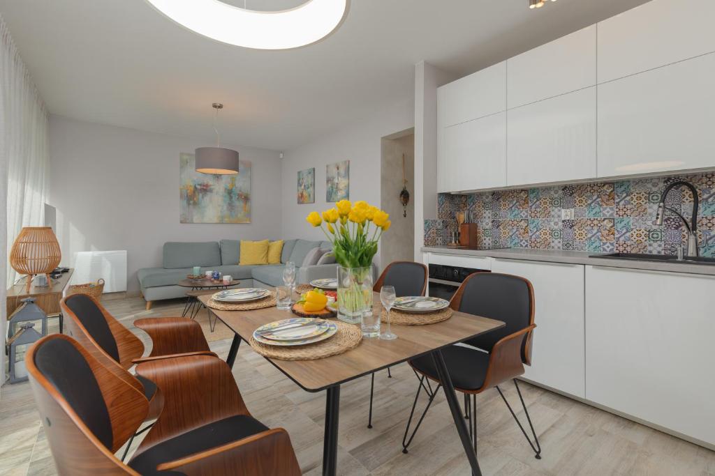Posezení v ubytování Sunny Apartment Łukęcin by Noclegi Renters