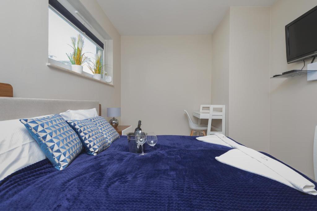 Postel nebo postele na pokoji v ubytování Sunny Apartment Łukęcin by Noclegi Renters