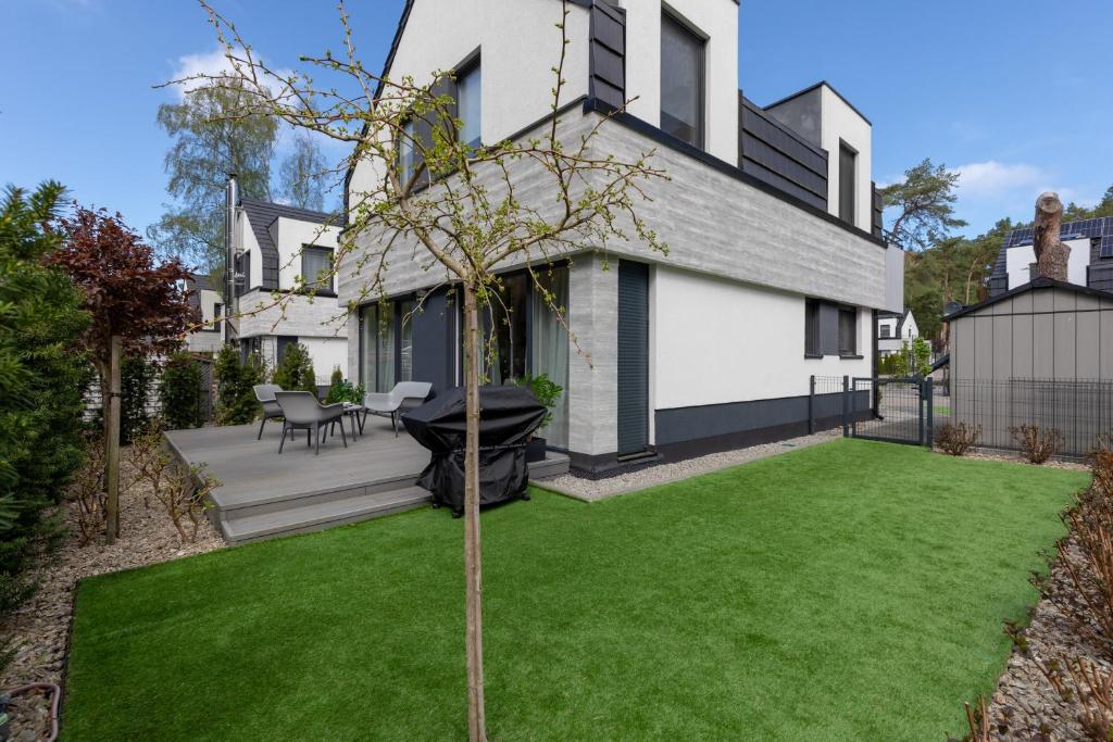 Zahrada ubytování Sunny Apartment Łukęcin by Noclegi Renters