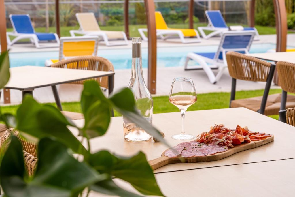 Nápoje v ubytování LOGIS Hôtel Restaurant Le Clos Fleuri