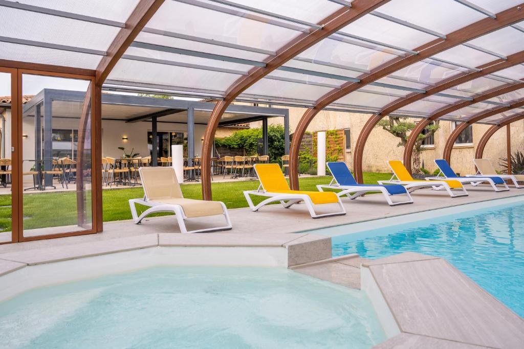 Bazén v ubytování LOGIS Hôtel Restaurant Le Clos Fleuri nebo v jeho okolí