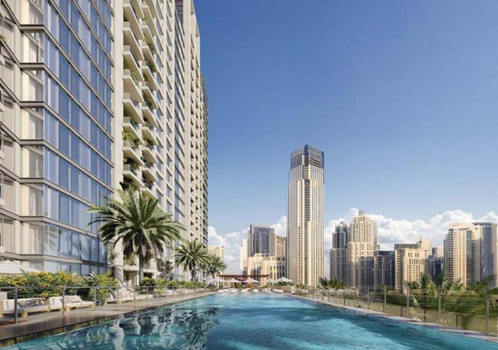 une piscine au milieu d'une ville avec des bâtiments dans l'établissement Nasma Luxury Stays - Bellevue Tower 1, à Dubaï
