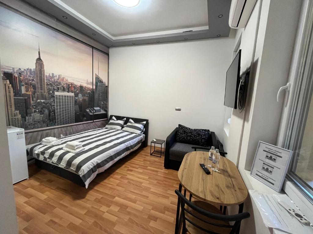 ein Wohnzimmer mit einem Bett und einem Tisch in der Unterkunft Széchenyi Aparman (II Relax) Miskolc Belvárosában in Miskolc
