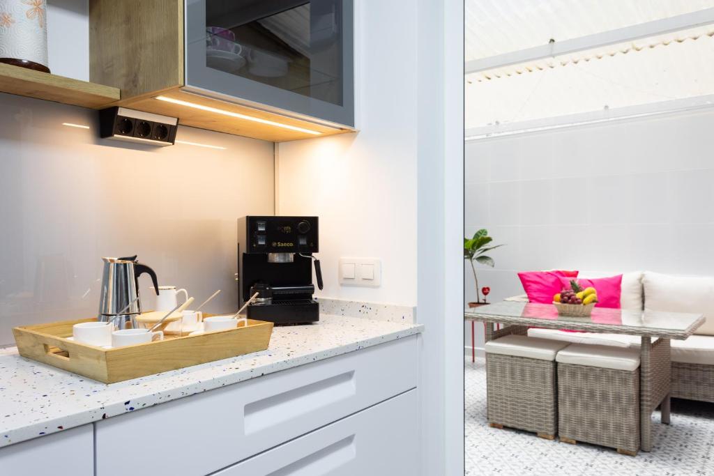Kuchyň nebo kuchyňský kout v ubytování Home2Book Elegance City Center Apartment