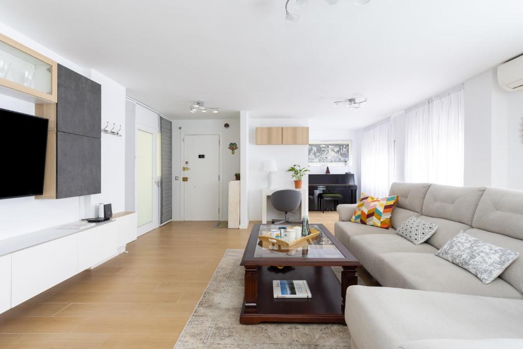 TV a/nebo společenská místnost v ubytování Home2Book Elegance City Center Apartment