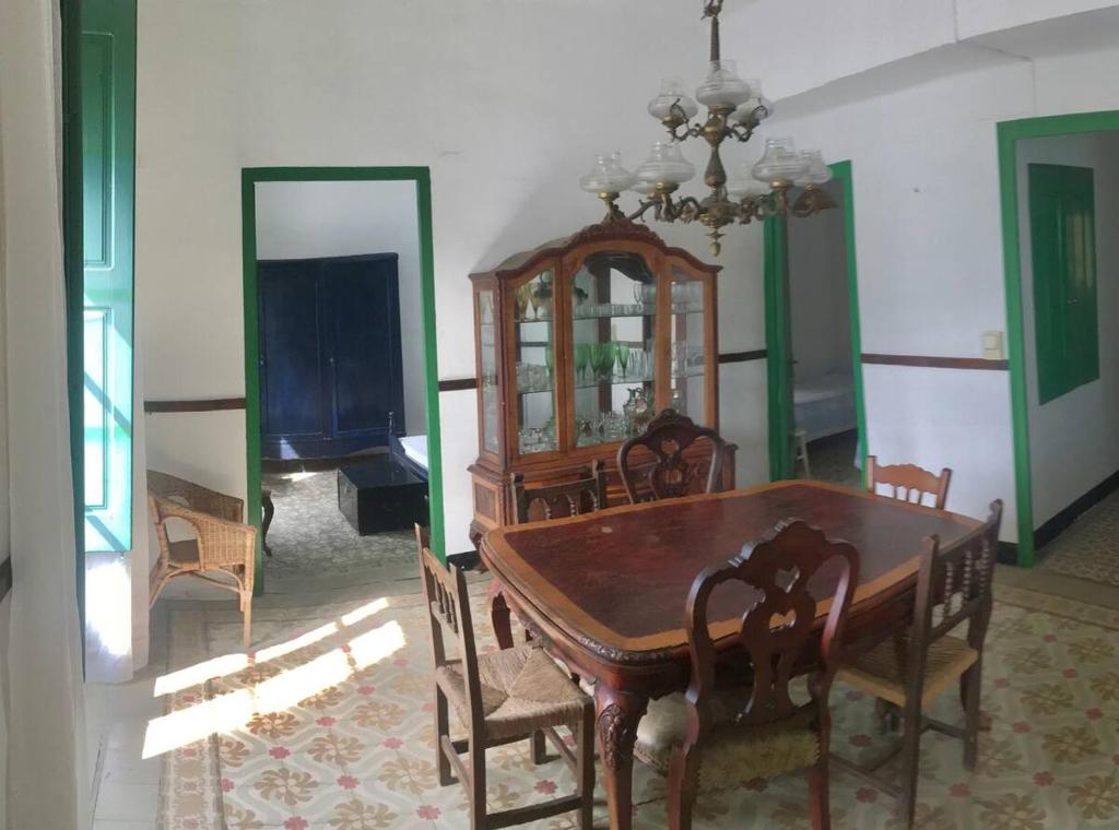 - une salle à manger avec une table et des chaises en bois dans l'établissement Apartamento Luminoso y Acogedor Port de La Selva, à El Port de la Selva