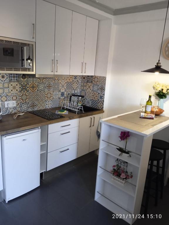 A kitchen or kitchenette at Perfect for exploring local areas and more