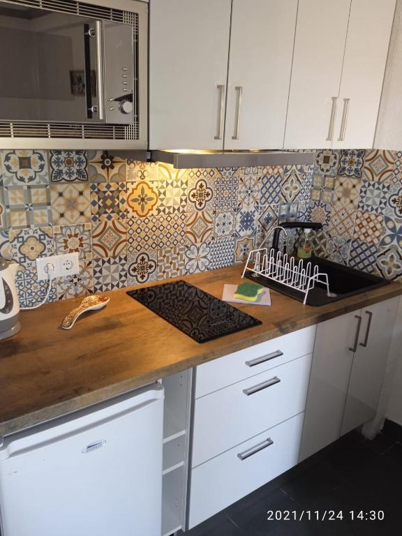 A kitchen or kitchenette at Perfect for exploring local areas and more