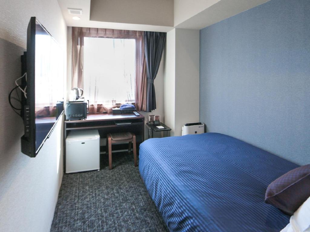 Postel nebo postele na pokoji v ubytování HOTEL LiVEMAX Tokyo Bakurocho