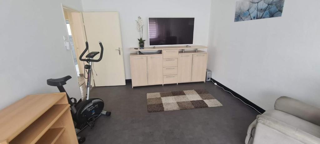 a living room with a sink and a tv at Büdingen Hanau Frankfurt in Büdingen