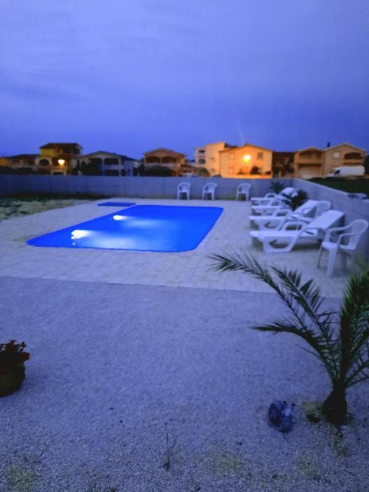 A piscina localizada em Penzion u Kapit&aacute;na ou nos arredores