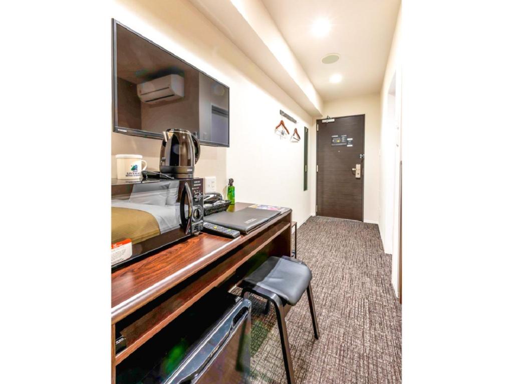 Kuchyň nebo kuchyňský kout v ubytování HOTEL LiVEMAX Okazaki