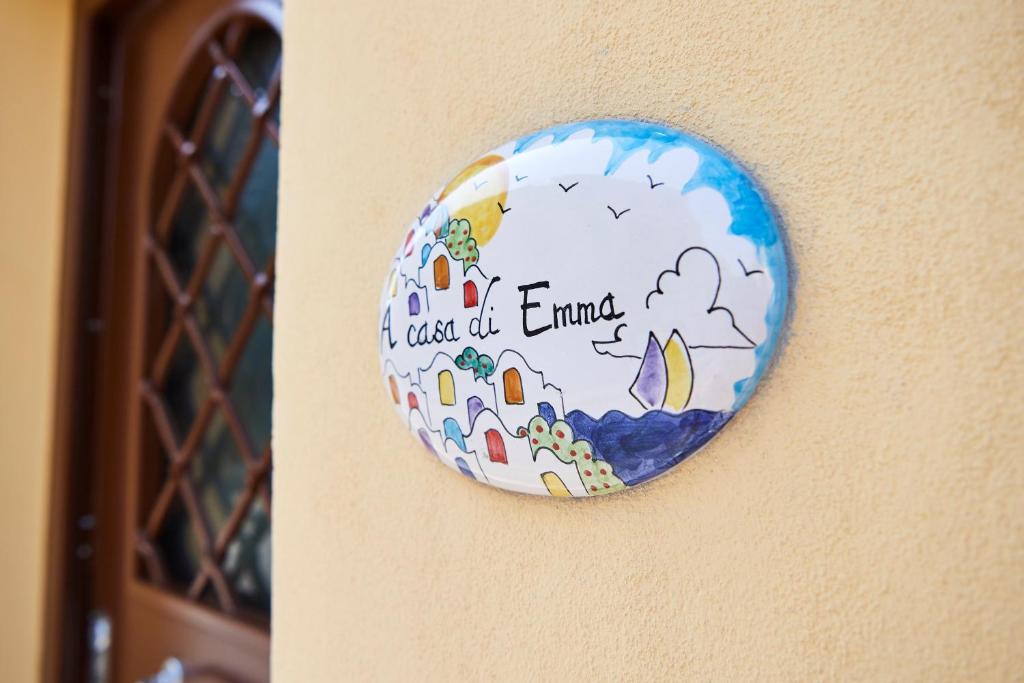 uma placa na parede com um sinal nela em A casa di Emma em Vietri