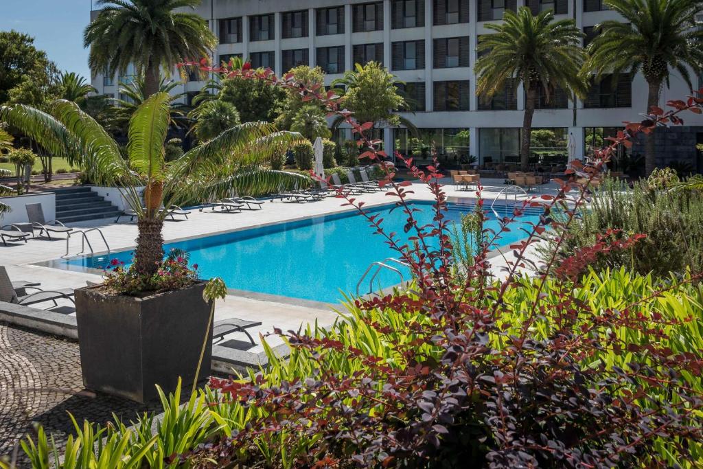 Het zwembad bij of vlak bij Azoris Royal Garden – Leisure & Conference Hotel