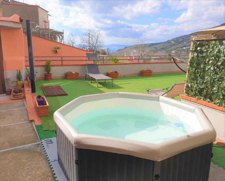 un bain à remous sur le toit d'une maison dans l'établissement Il Nespolo, à Vico Equense