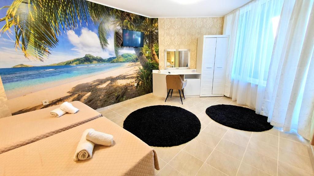 1 dormitorio con mural de playa y escritorio en Favorit Aparthotel, en Sunny Beach