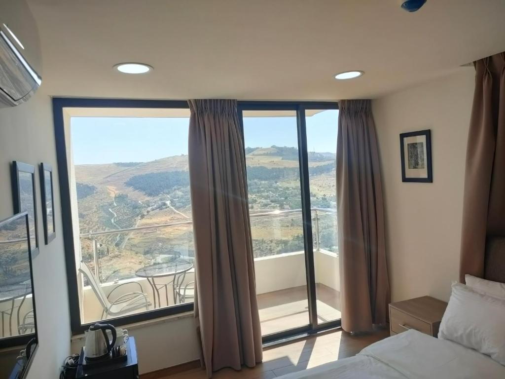 Nespecifikovaný výhled na hory nebo výhled na hory při pohledu z hotelu