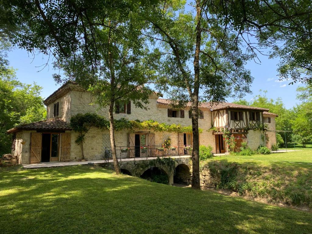 Vonkajšia záhrada v ubytovaní Gîte le Moulin Samsara