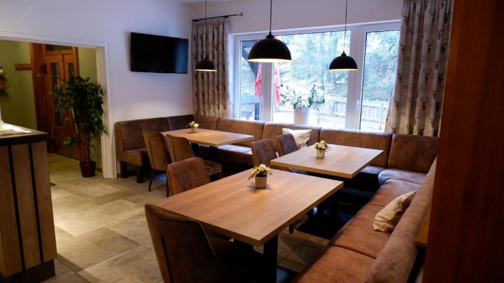 TV a/nebo společenská místnost v ubytování Hotel-Pension zum Paradies