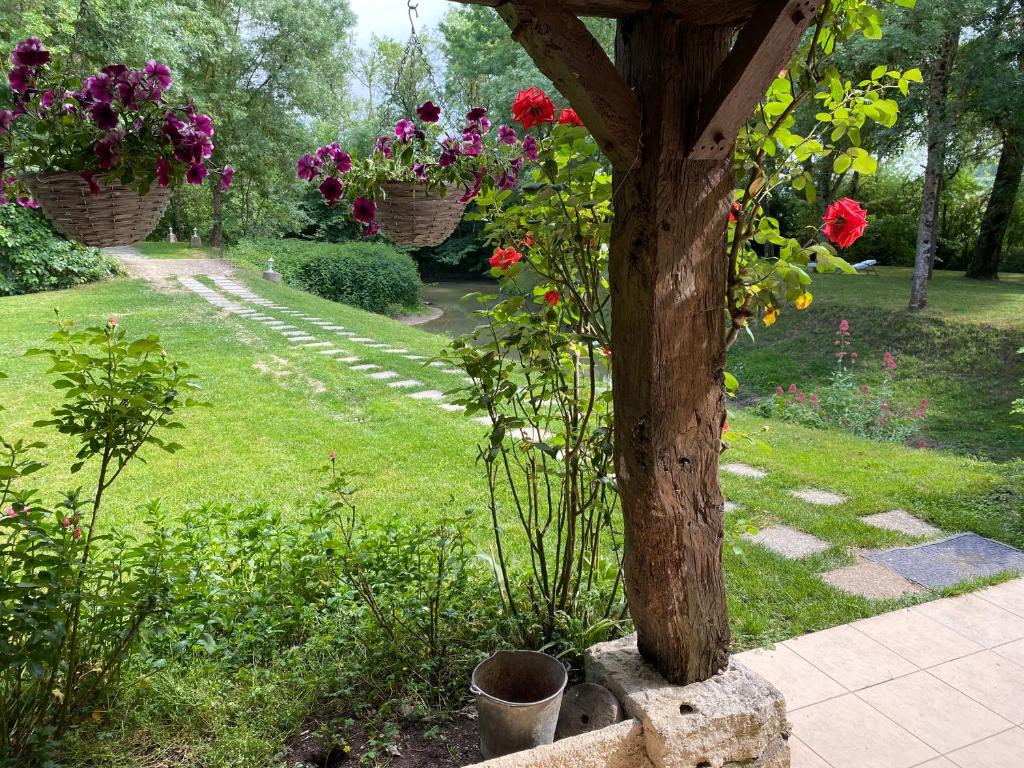 Vonkajšia záhrada v ubytovaní Gîte le Moulin Samsara