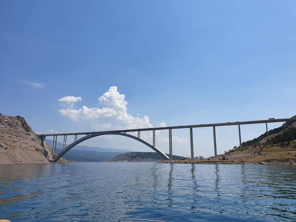 un ponte su un corpo idrico di Villa Carpe Diem a Vantačići