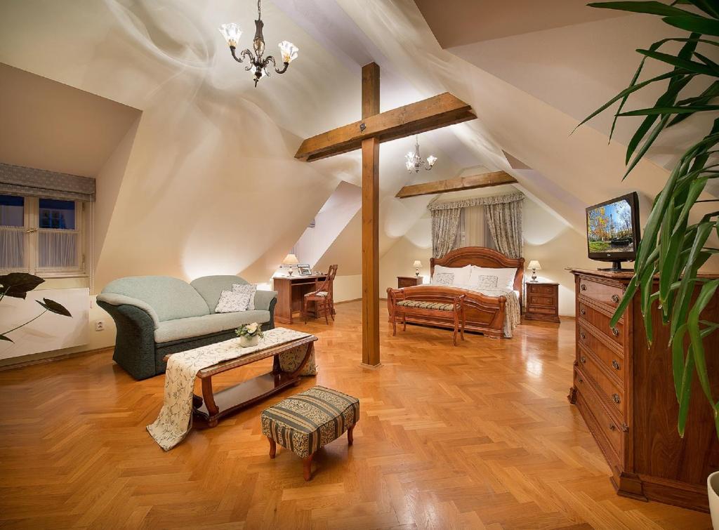 salon z krzyżem na suficie w obiekcie Boutique Hotel Constans w Pradze