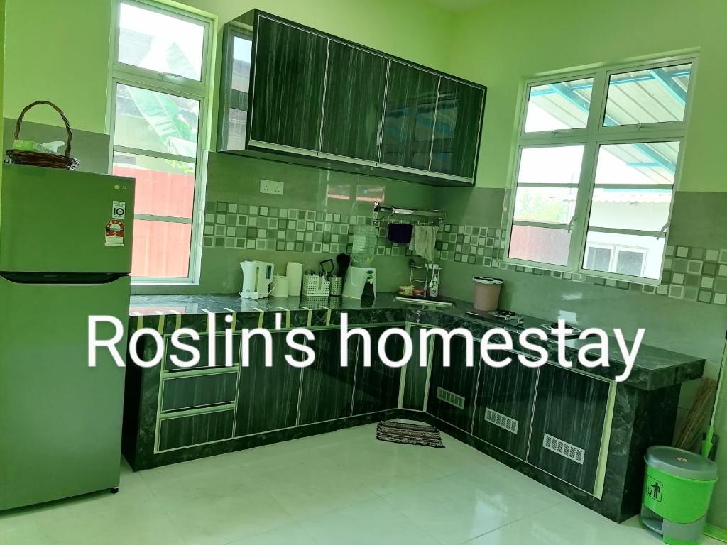 eine Küche mit den Worten „Roishi Homes Homesagency“ darauf in der Unterkunft Roslin's Homestay in Kota Bharu