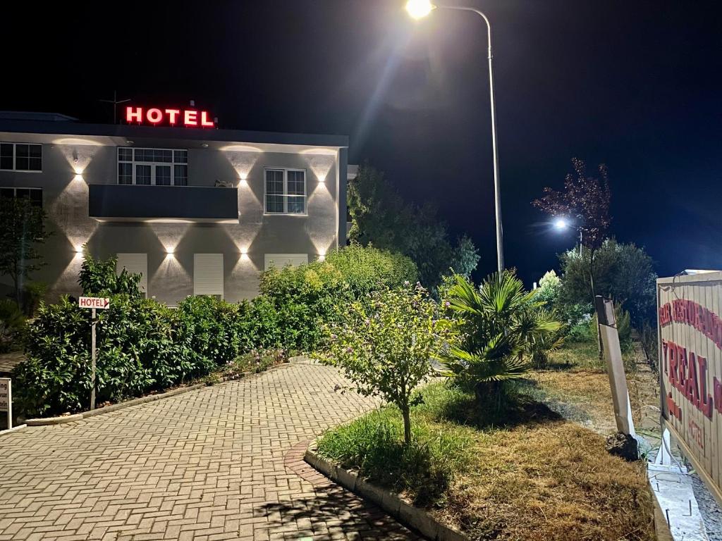 Un hotel de noche con una farola en frente en Hotel Real, en Ishull-Lezhë