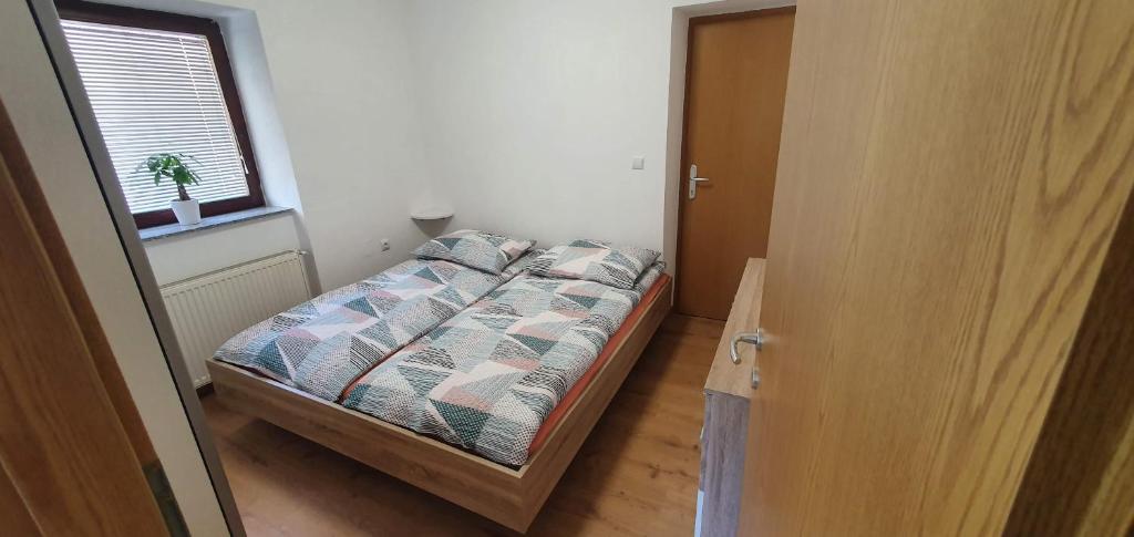 Postel nebo postele na pokoji v ubytování Apartment Podkuze