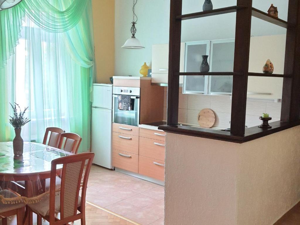 eine Küche und ein Esszimmer mit einem Tisch und einer Küche in der Unterkunft Family apartment Center in Opatija