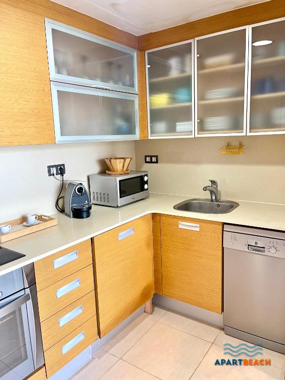 A kitchen or kitchenette at APARTBEACH PANORAMIC VISTAS PLAYA y PISCINA