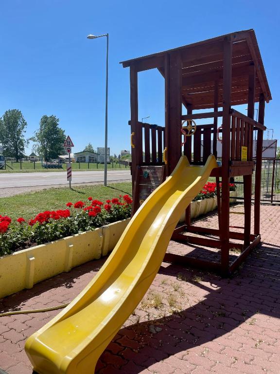 Plac zabaw dla dzieci w obiekcie Auróra Rendezvényterem & Szállás