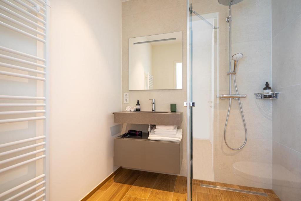 Koupelna v ubytování En Suite bedrooms at Reckenthal House by Rentaroo