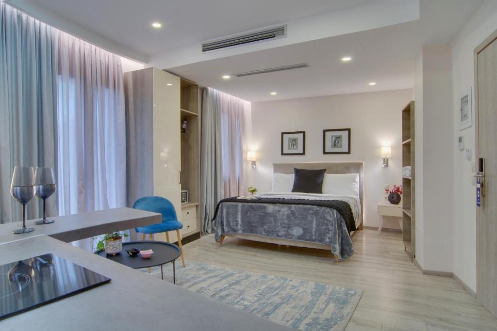 een hotelkamer met een bed en een tafel bij ERMIS in Ioannina