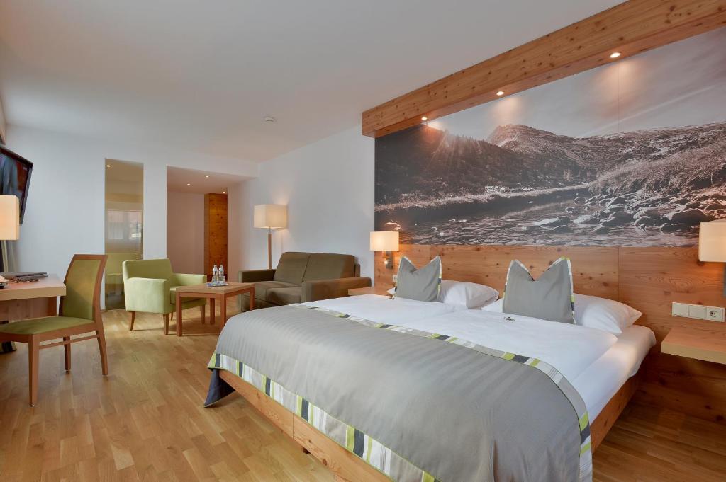 Postel nebo postele na pokoji v ubytování Hotel Goldener Adler Wattens
