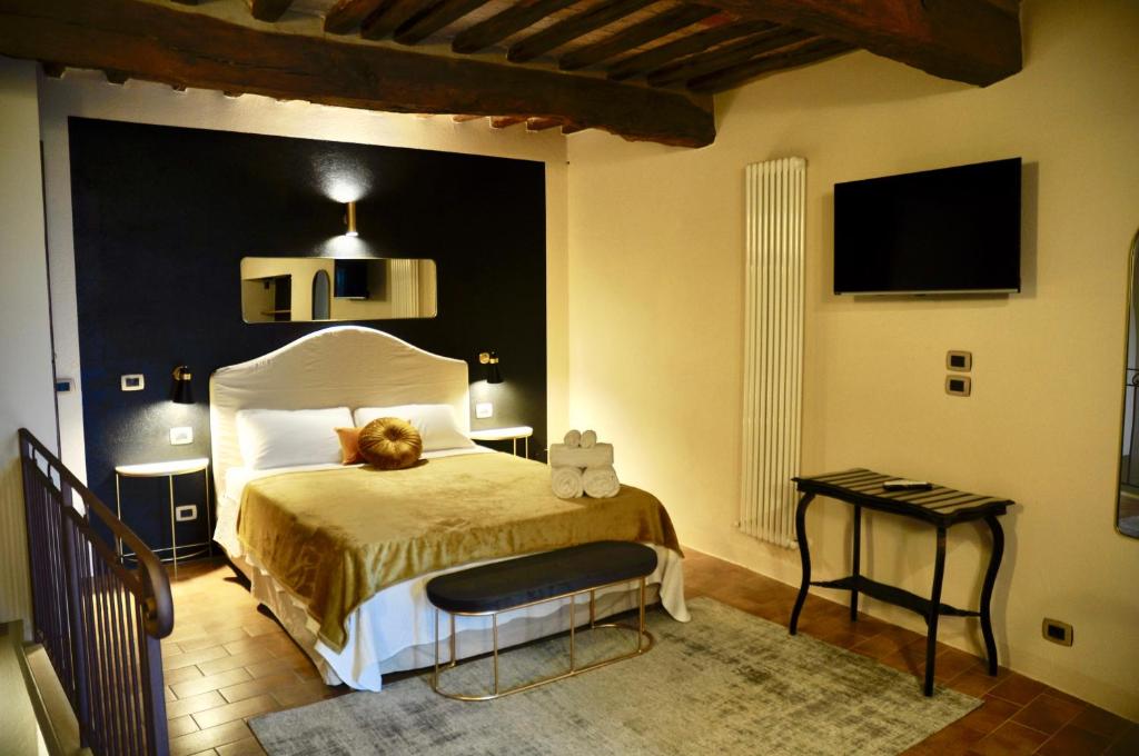 ein Schlafzimmer mit einem Bett, auf dem eine Katze liegt in der Unterkunft suite la fortezza in Montalcino