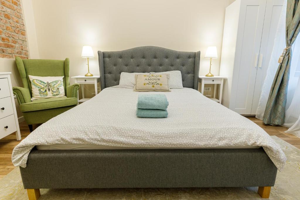 En eller flere senge i et værelse på Beautiful Apartment in Heart of Historical Center