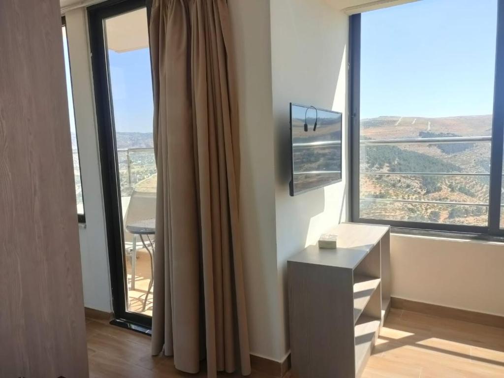 Nespecifikovaný výhled na hory nebo výhled na hory při pohledu z hotelu